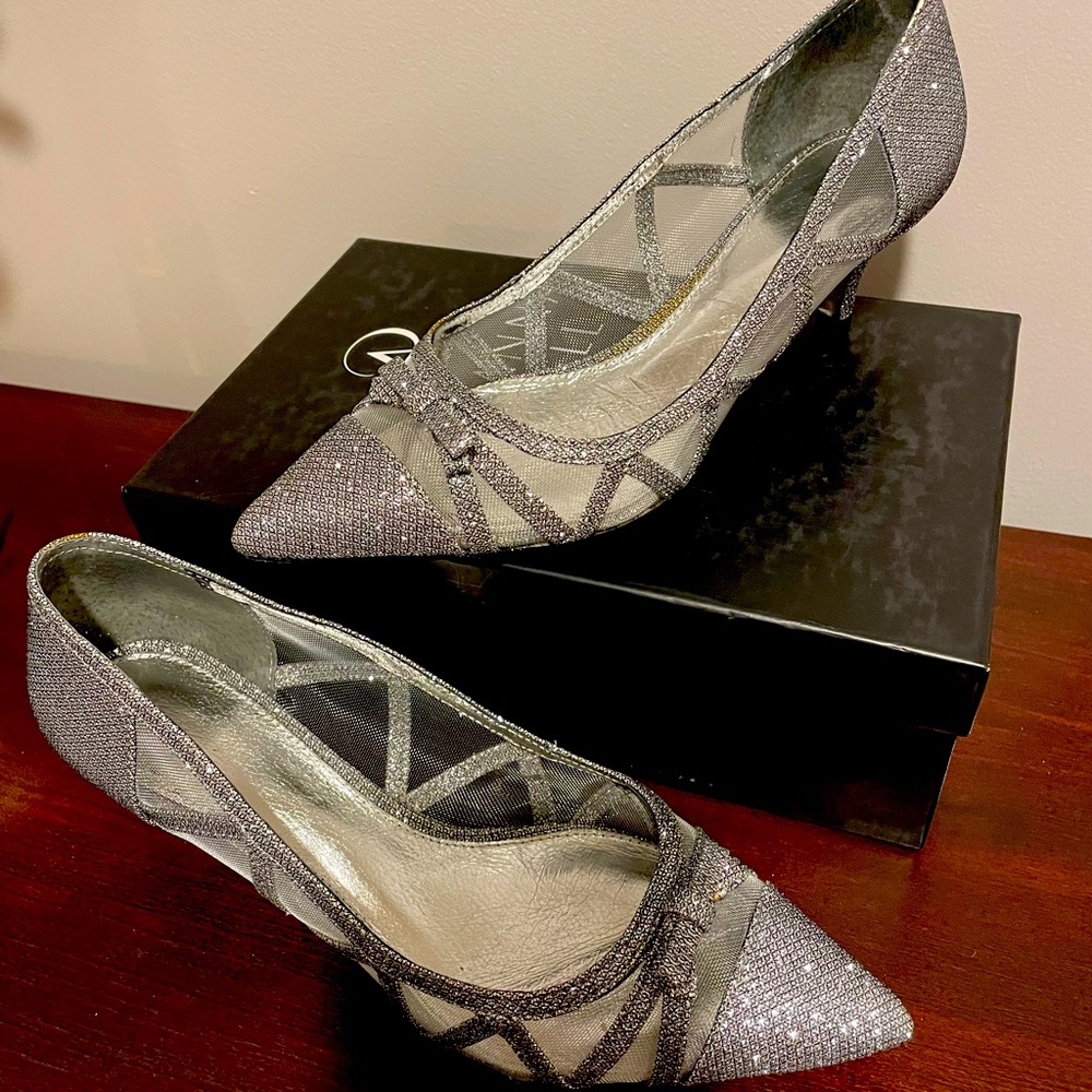 Adrianna Papell gunmetal silver honeycomb mesh heels. EUC